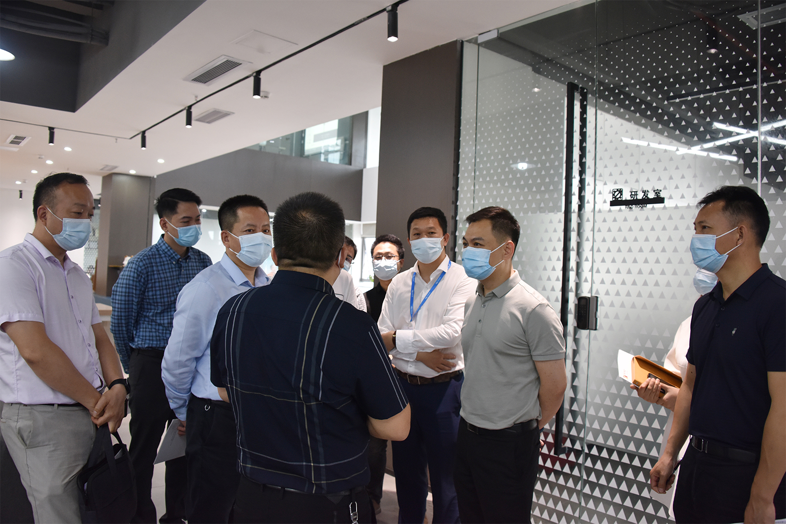 深圳市光明區(qū)科技創(chuàng)新局領(lǐng)導(dǎo)一行蒞臨深圳金石三維總部參觀考察