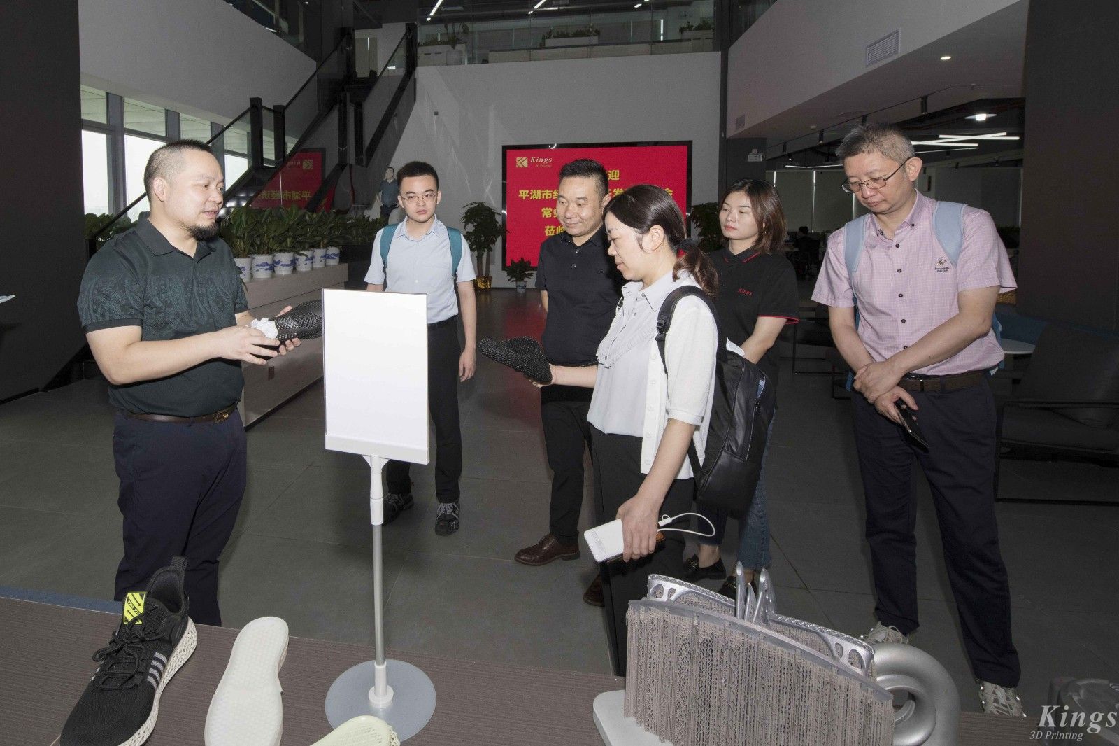 平湖市經(jīng)濟(jì)技術(shù)開發(fā)區(qū)管委會(huì)常務(wù)主任沈葉娟一行領(lǐng)導(dǎo)蒞臨金石三維指導(dǎo)工作