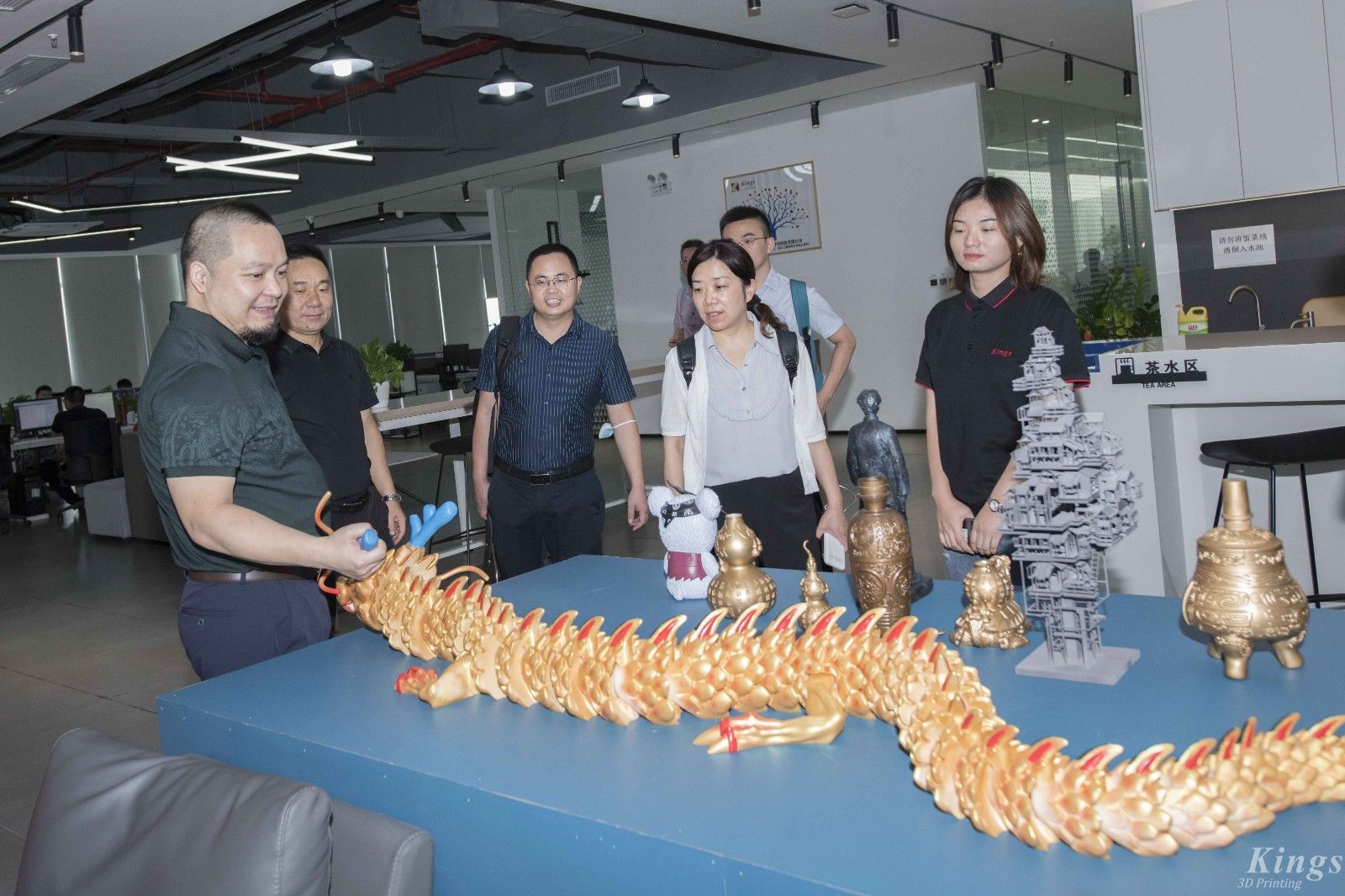 平湖市經(jīng)濟(jì)技術(shù)開發(fā)區(qū)管委會(huì)常務(wù)主任沈葉娟一行領(lǐng)導(dǎo)蒞臨金石三維指導(dǎo)工作